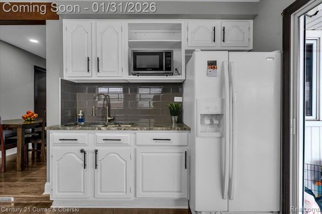 2163 Thomas Street, Lincoln Park, MI 48146