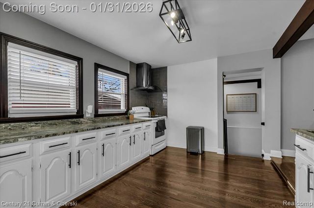 2163 Thomas Street, Lincoln Park, MI 48146