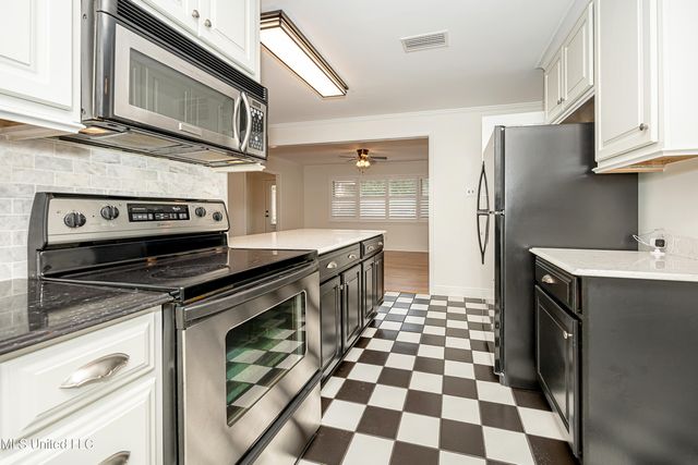 1107 Le Badine Court, Ocean Springs, MS 39564