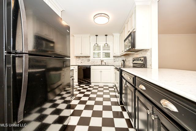 1107 Le Badine Court, Ocean Springs, MS 39564