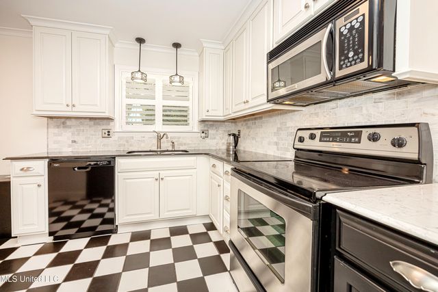 1107 Le Badine Court, Ocean Springs, MS 39564