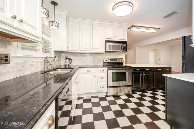 1107 Le Badine Court, Ocean Springs, MS 39564