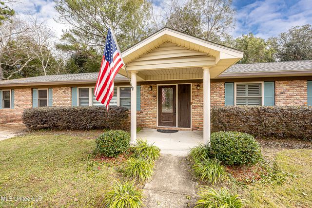 1107 Le Badine Court, Ocean Springs, MS 39564