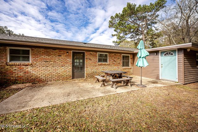 1107 Le Badine Court, Ocean Springs, MS 39564