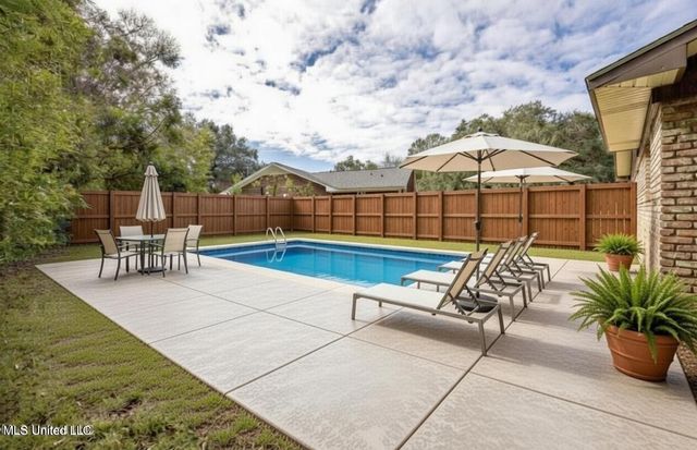 1107 Le Badine Court, Ocean Springs, MS 39564