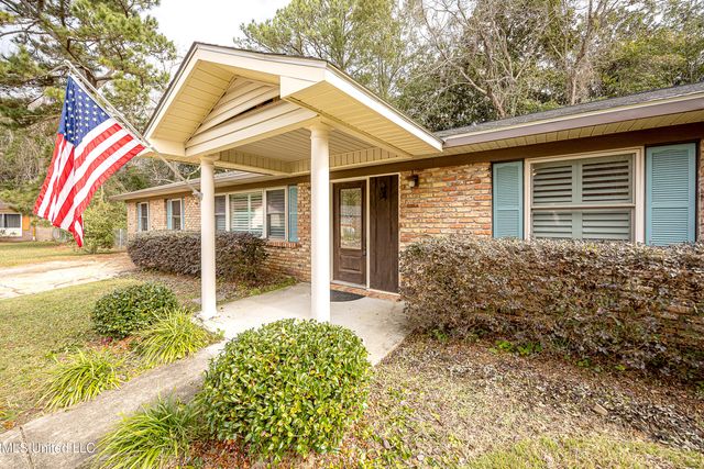 1107 Le Badine Court, Ocean Springs, MS 39564