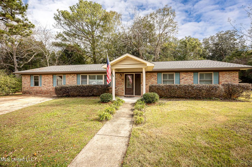 1107 Le Badine Court, Ocean Springs, MS 39564