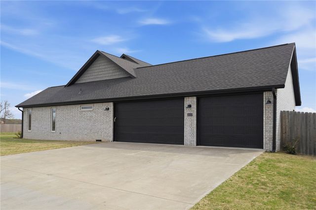 18157 Pepper Hills Drive, Siloam Springs, AR 72761