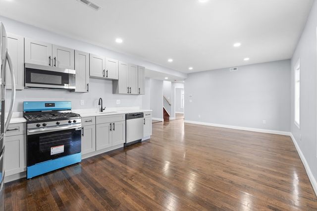 977 Warren, Brockton, MA 02301