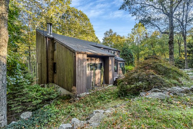 4 Old Gate Lane, Newtown, CT 06470