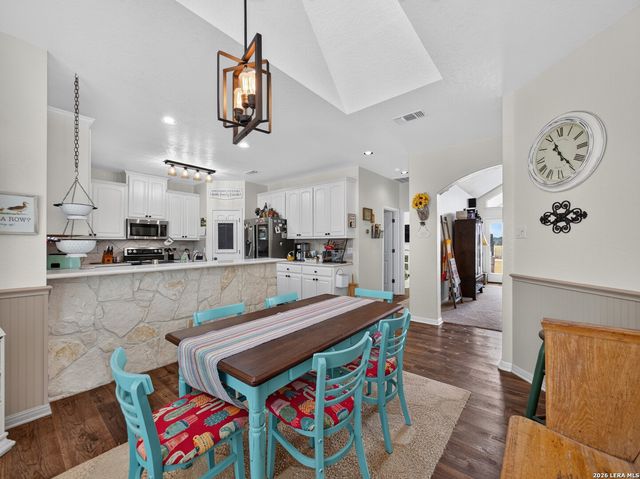 247 S Palo Alto Dr, Floresville, TX 78114