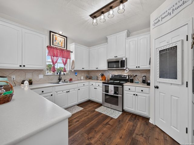 247 S Palo Alto Dr, Floresville, TX 78114