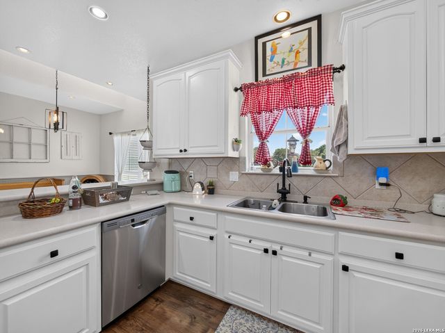 247 S Palo Alto Dr, Floresville, TX 78114