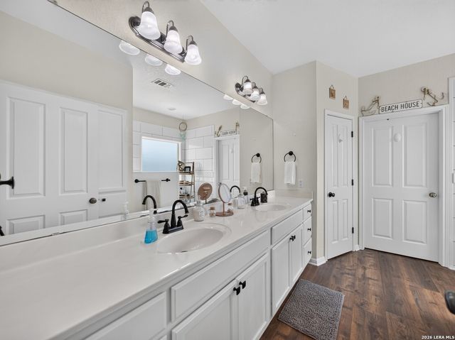 247 S Palo Alto Dr, Floresville, TX 78114