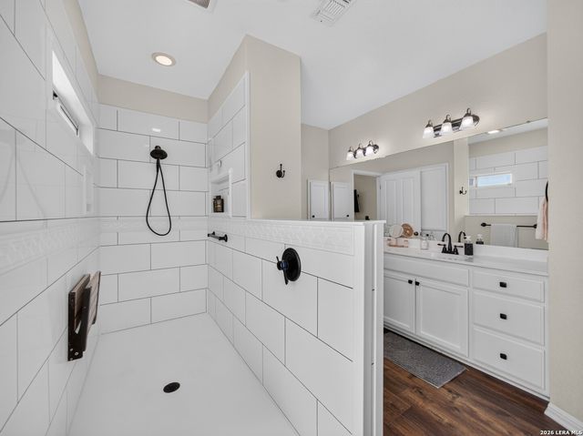 247 S Palo Alto Dr, Floresville, TX 78114