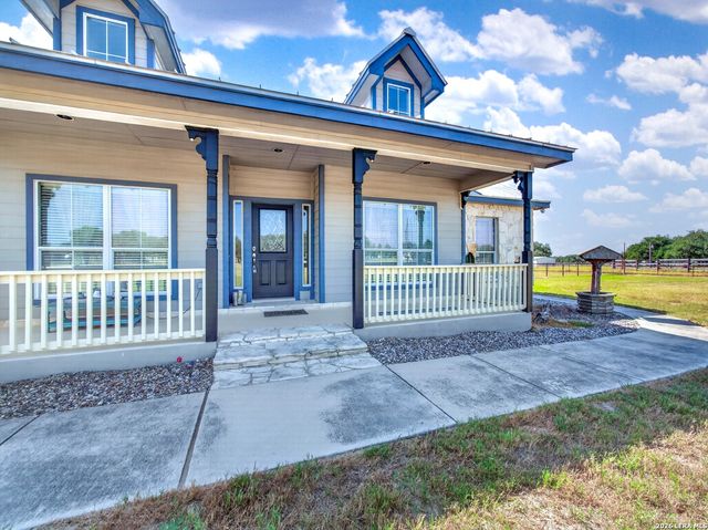 247 S Palo Alto Dr, Floresville, TX 78114