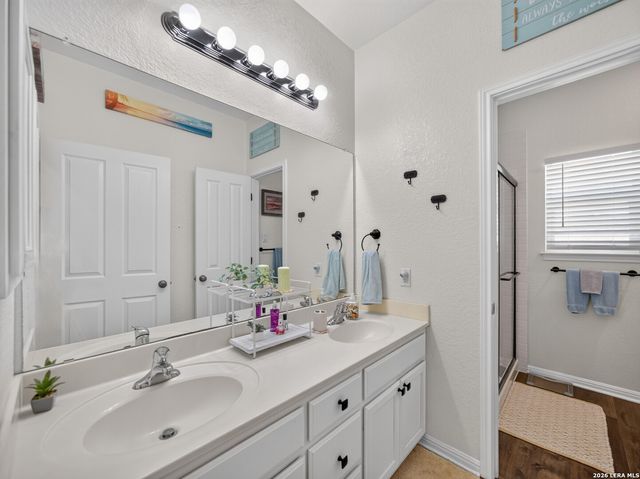247 S Palo Alto Dr, Floresville, TX 78114