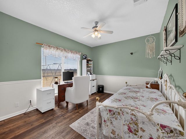 247 S Palo Alto Dr, Floresville, TX 78114