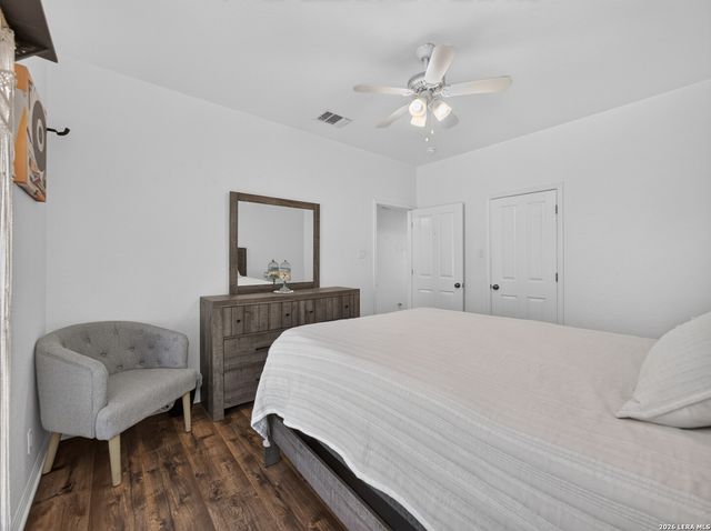 247 S Palo Alto Dr, Floresville, TX 78114