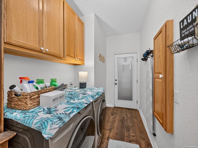 247 S Palo Alto Dr, Floresville, TX 78114