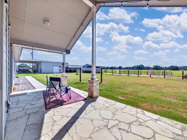 247 S Palo Alto Dr, Floresville, TX 78114