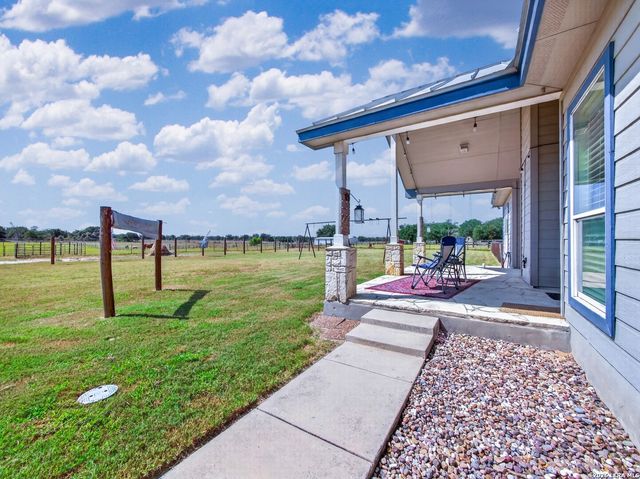 247 S Palo Alto Dr, Floresville, TX 78114