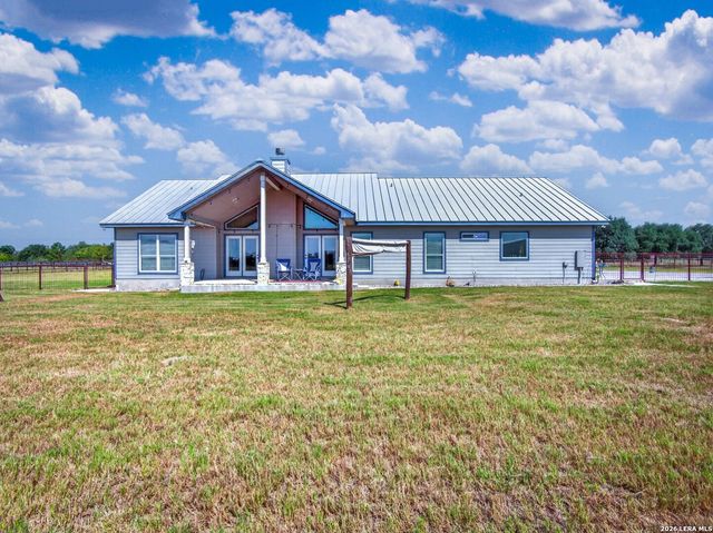 247 S Palo Alto Dr, Floresville, TX 78114
