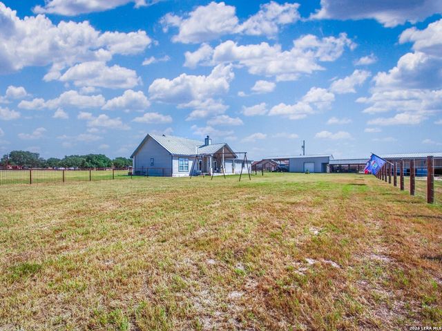 247 S Palo Alto Dr, Floresville, TX 78114