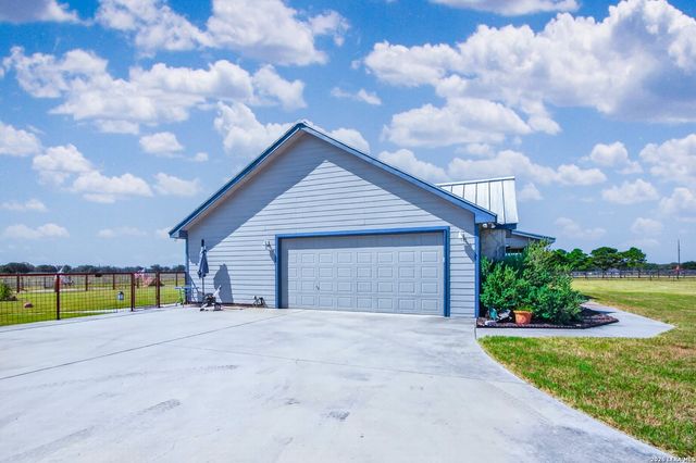 247 S Palo Alto Dr, Floresville, TX 78114
