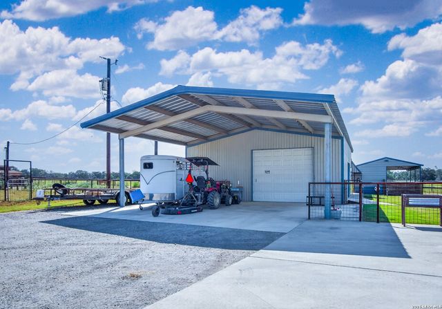 247 S Palo Alto Dr, Floresville, TX 78114