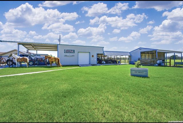 247 S Palo Alto Dr, Floresville, TX 78114