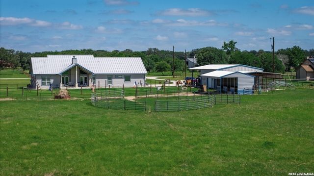247 S Palo Alto Dr, Floresville, TX 78114