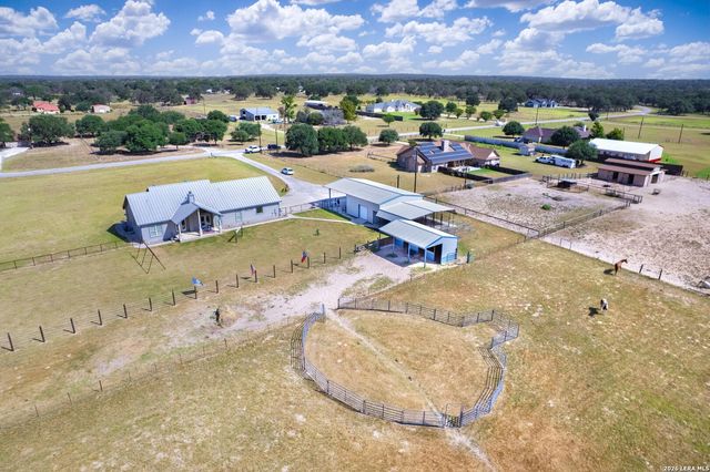 247 S Palo Alto Dr, Floresville, TX 78114