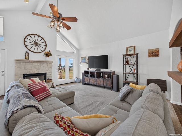 247 S Palo Alto Dr, Floresville, TX 78114