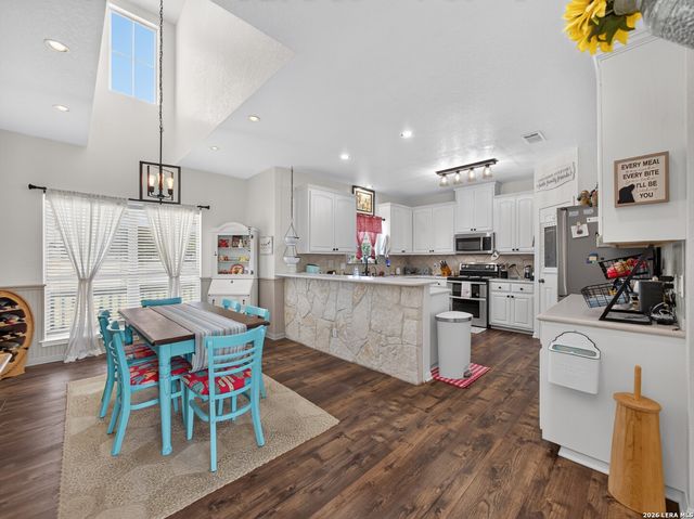 247 S Palo Alto Dr, Floresville, TX 78114