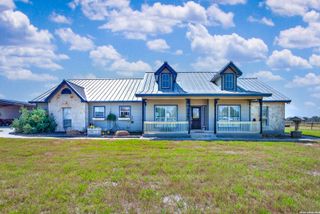 247 S Palo Alto Dr, Floresville, TX 78114