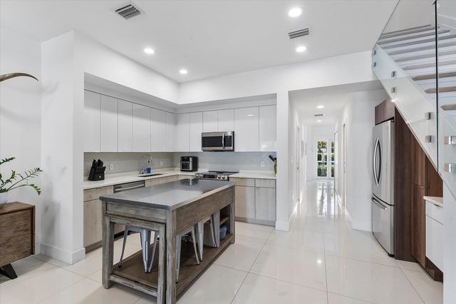 1482 NE 34th Street, Oakland Park, FL 33334