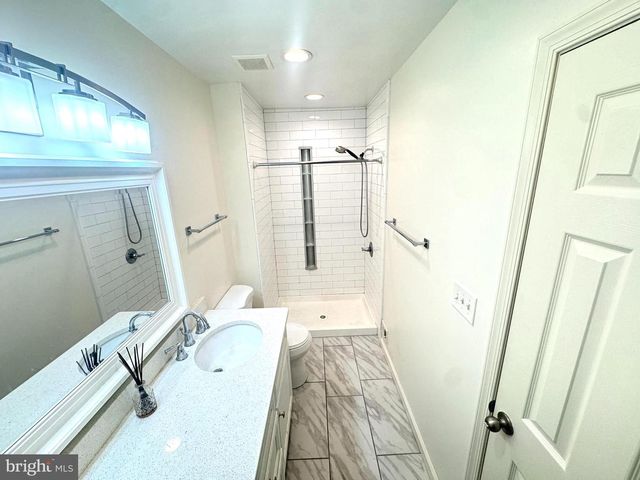 9250 THREE OAKS DR, Silver Spring, MD 20901