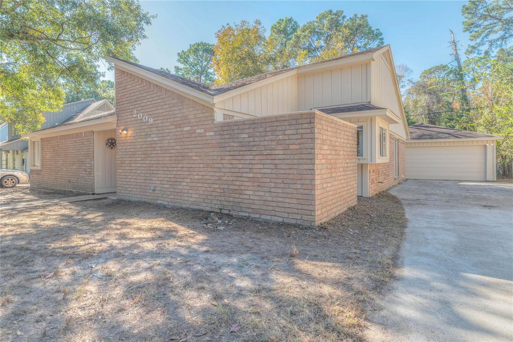 2009 Tickner Street, Conroe, TX 77301