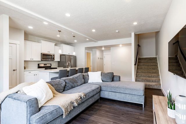 808 E NEWFIELD DR, Sandy, UT 84094