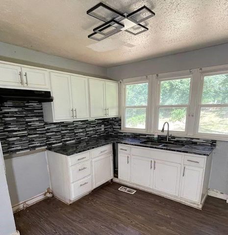 4135 Jackson Avenue, Kansas City, MO 64130