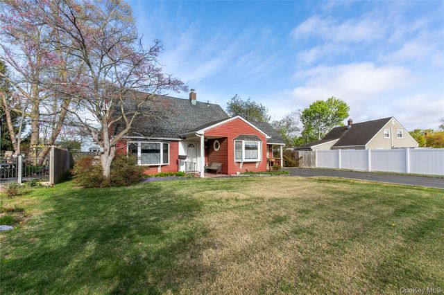 5 Crabtree Lane, Levittown, NY 11756