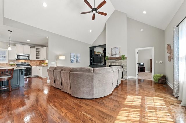 1258 10th Street Place NW, Hickory, NC 28601