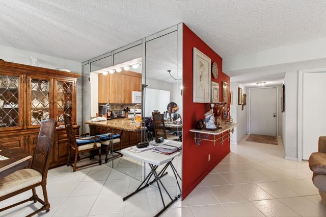 5561 Fairway Park Drive 104, Boynton Beach, FL 33437