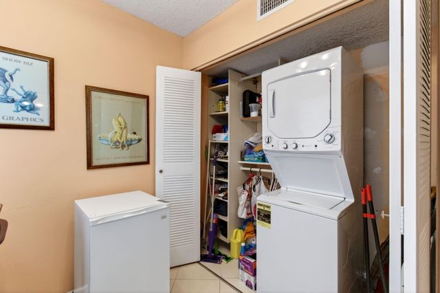 5561 Fairway Park Drive 104, Boynton Beach, FL 33437
