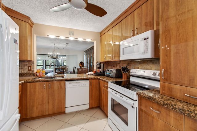 5561 Fairway Park Drive 104, Boynton Beach, FL 33437