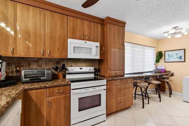 5561 Fairway Park Drive 104, Boynton Beach, FL 33437