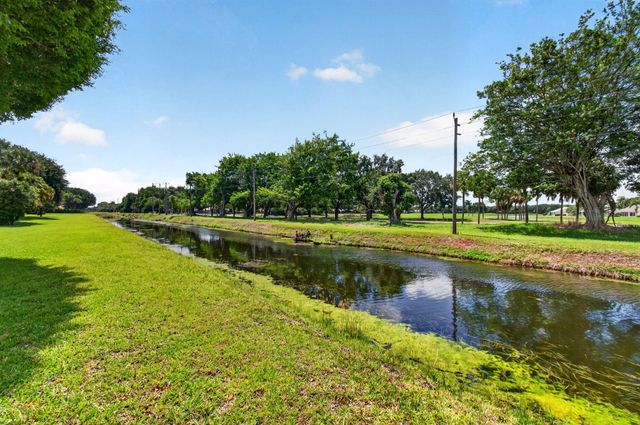 5561 Fairway Park Drive 104, Boynton Beach, FL 33437
