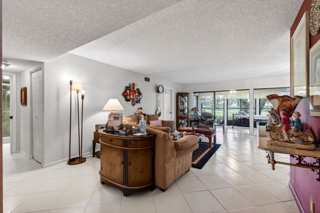 5561 Fairway Park Drive 104, Boynton Beach, FL 33437