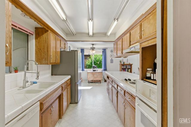 5505 Brookdale Avenue, Bakersfield, CA 93308